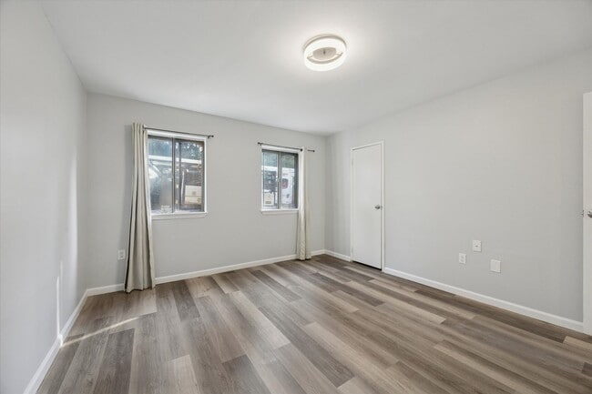 Building Photo - Available Immediately – Renovated 2B/1.5B ...