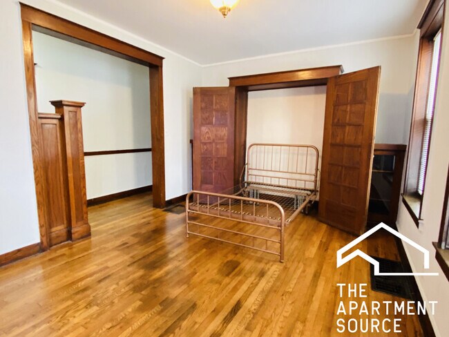 Building Photo - 4040 W Dickens Ave