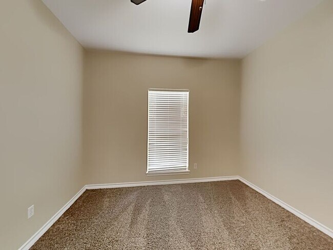 Building Photo - No Application Fee* $500 off first months ...