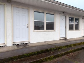 Building Photo - Bright One bedroom Woodlawn Apartment