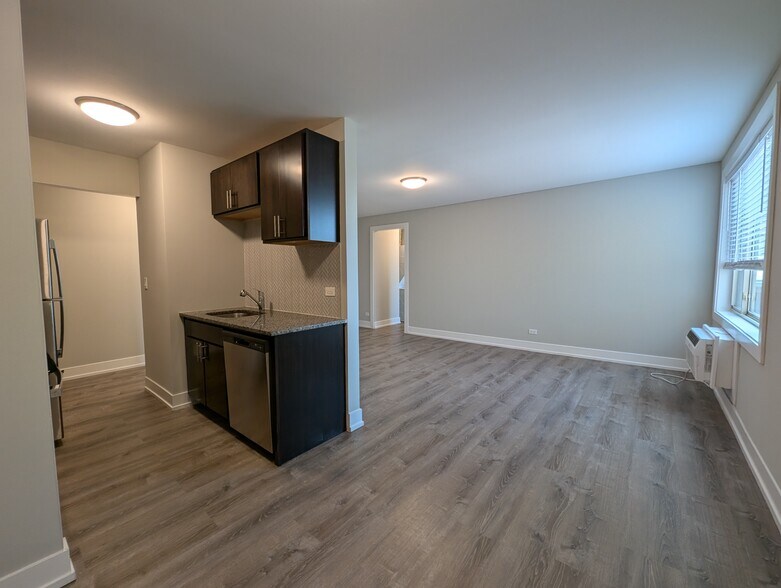 Building Photo - 542 W Surf St