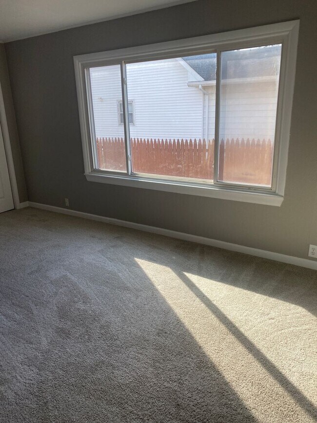 Building Photo - Three Bedroom House