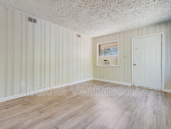 Building Photo - 6 Ronnie Ave