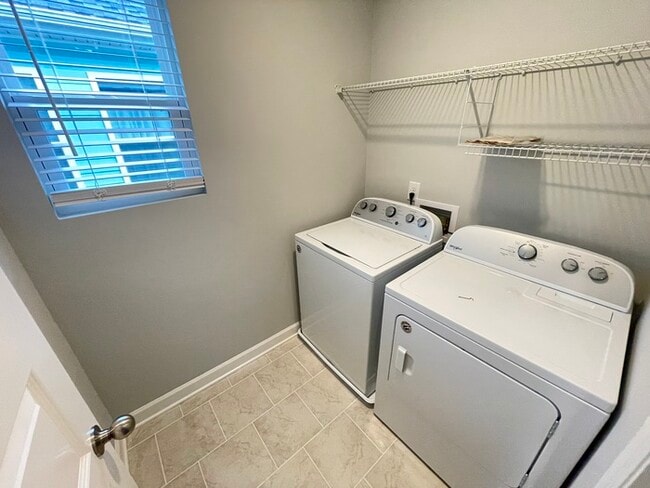 Building Photo - Waterford Village 3 bedroom home with a 2 car garage!