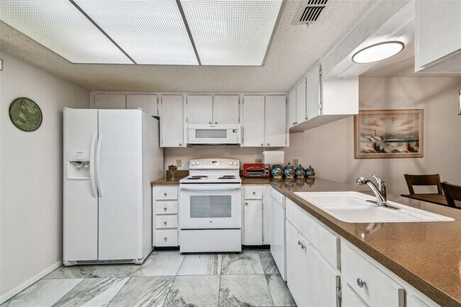 Building Photo - 7433 Greystone Dr