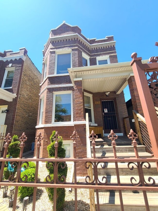 Building Photo - Humboldt Park Apartment