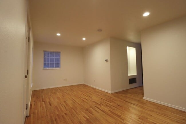 Building Photo - Ravenna Charmer!!’