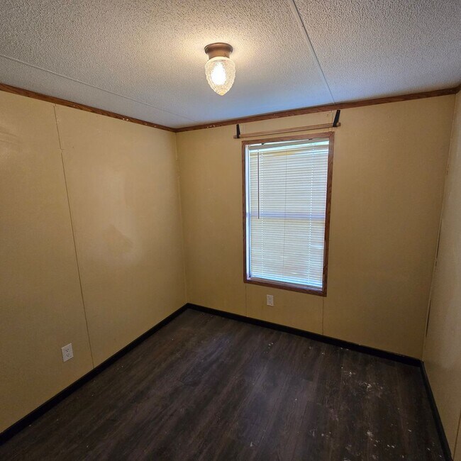 Building Photo - City Charm and Country Livin' 2/1 Mobile Home in West Batesville