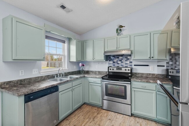 Building Photo - 3 Bedroom 2 Bathroom Home