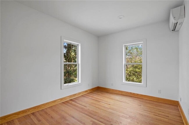 Building Photo - 1008 Courtenay Dr NE