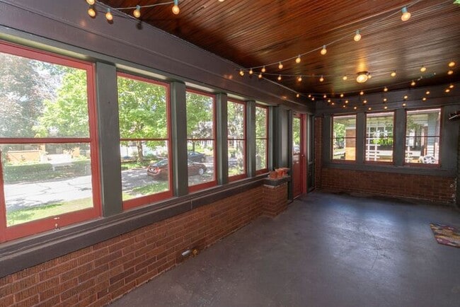 Building Photo - Near Northwest Neighborhood in South Bend 4 bedroom Craftsman style 2-story