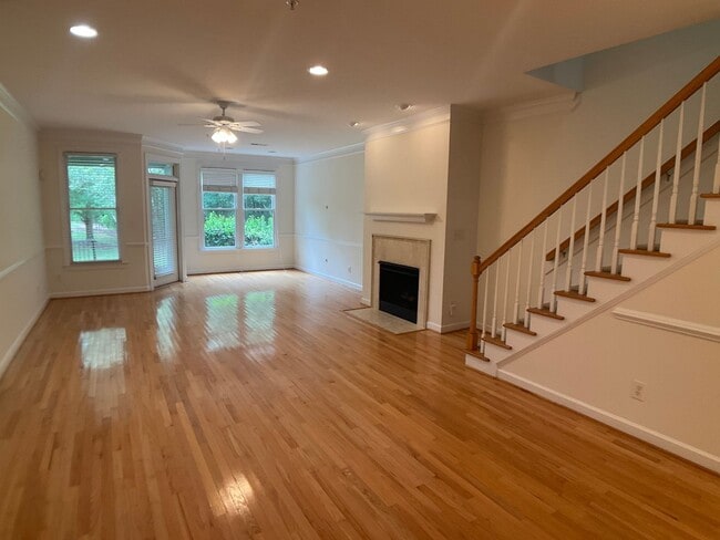 Building Photo - Gorgeous Condo in the heart of Chapel Hill