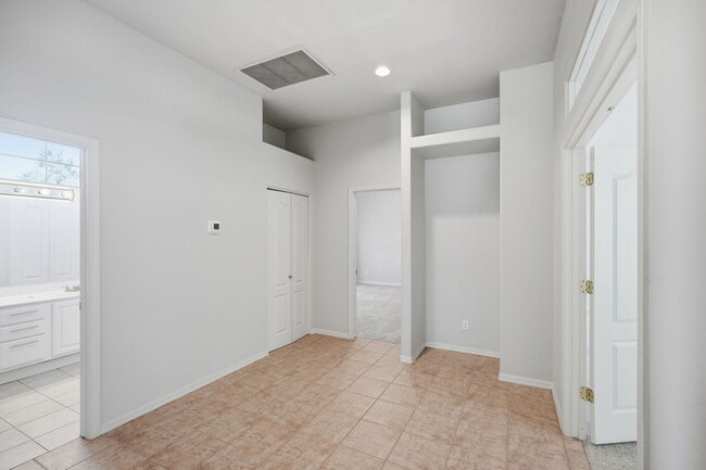 Building Photo - 1425 W Commerce Ave