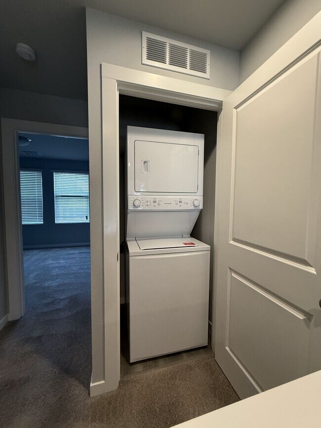 Building Photo - Modern Lynnwood 3BD/3BTH Townhome for Lease! Small Pet Friendly!