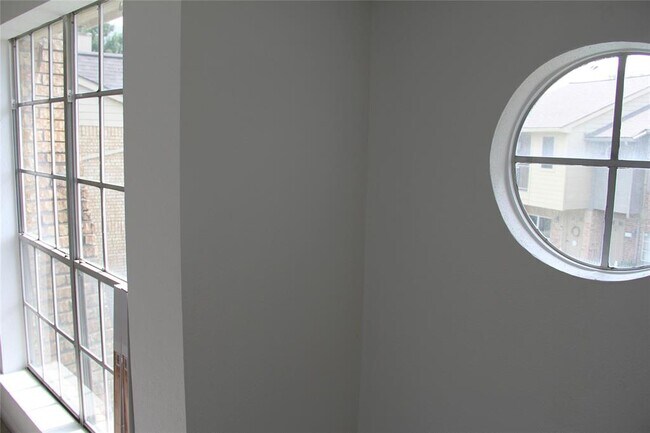 Building Photo - 11201 Lynbrook Dr