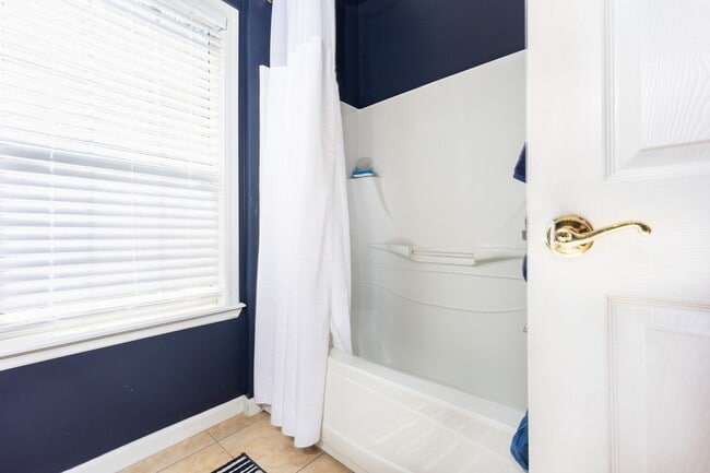 Building Photo - Charming 3 Bedroom , 2 Bath Country Home with Lake Views