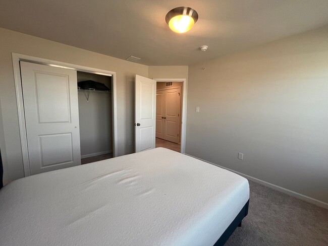 Building Photo - Move- In Ready 3 Bedroom Townhome!