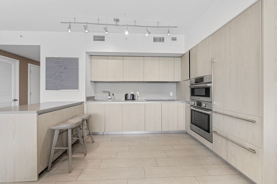 Building Photo - 4010 S Ocean Dr