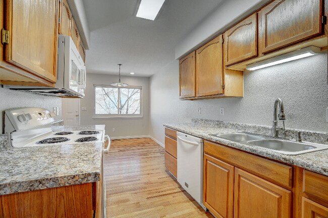 Building Photo - 652 Ridgeview Dr
