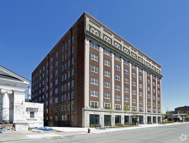 Primary Photo - Strathmore Apartments