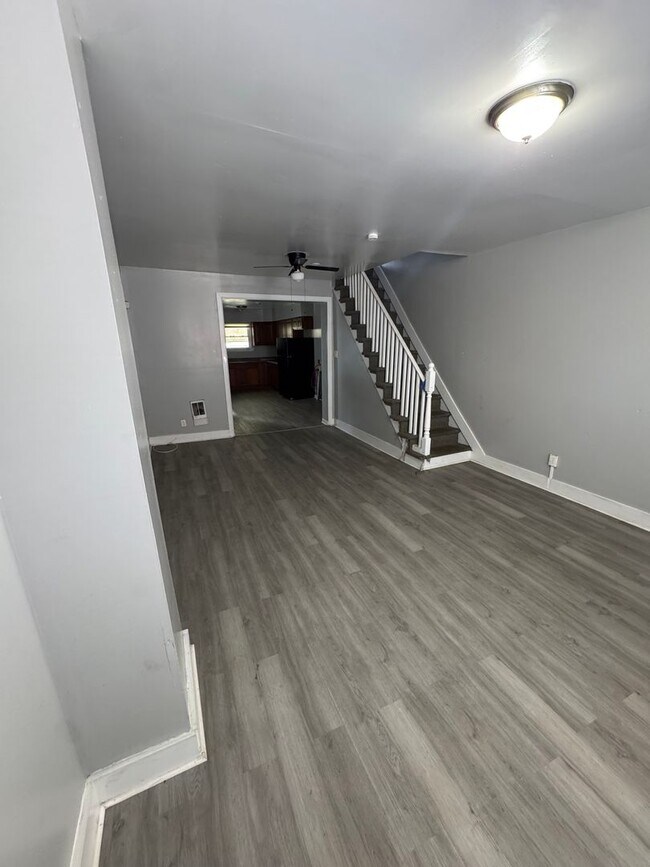 Building Photo - 2 bedroom 1 bath w/ an additional room