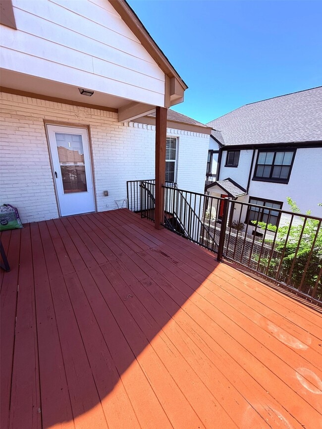 Building Photo - 1915 Binz St