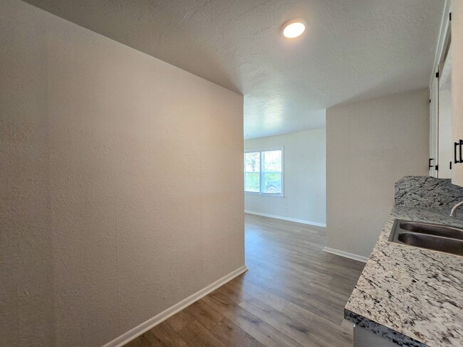 Building Photo - Cute Efficiency Studio Style Home in Shawnee!