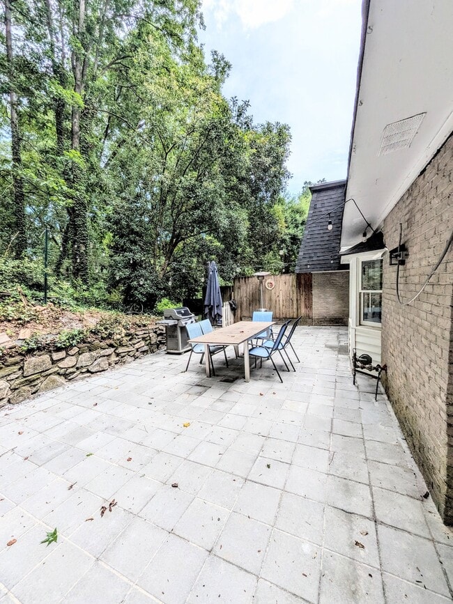 Building Photo - 5480 Chemin De Vie NE