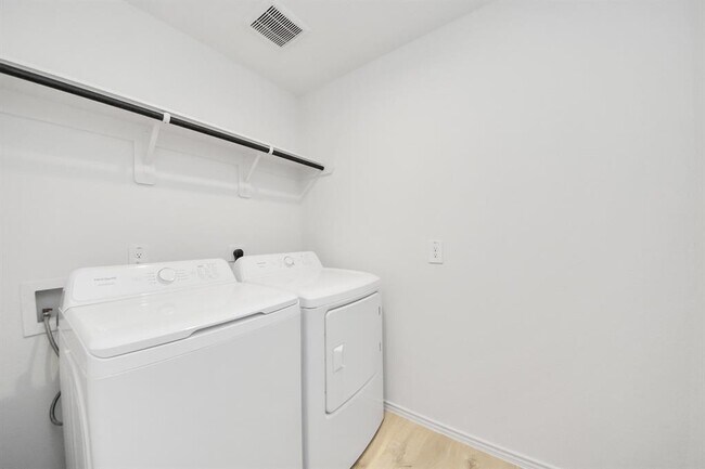 Building Photo - 5038 Balcolm Dr