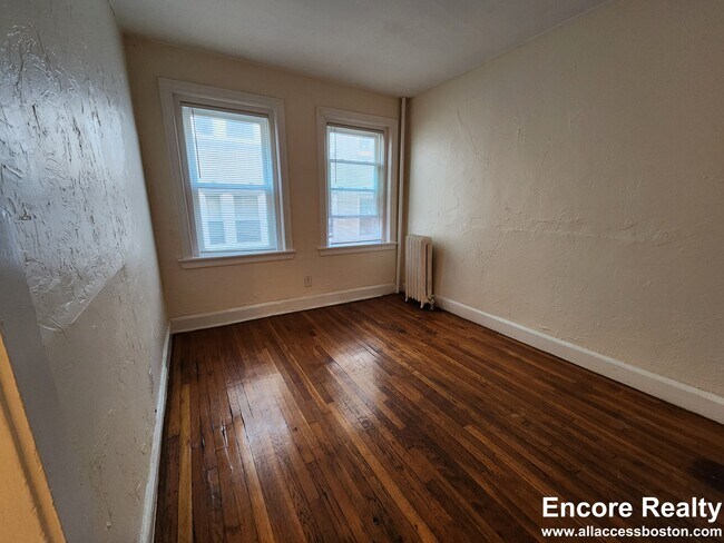 Building Photo - 248 Kelton St