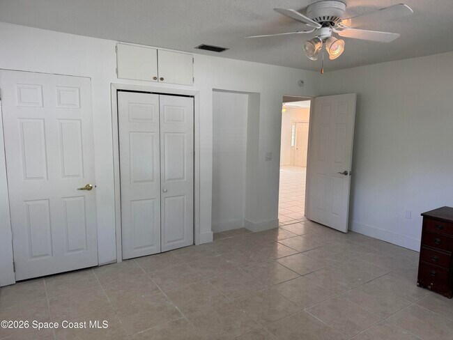 Building Photo - 215 Pelican Dr