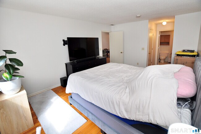 Building Photo - 30 Simsbury Landing