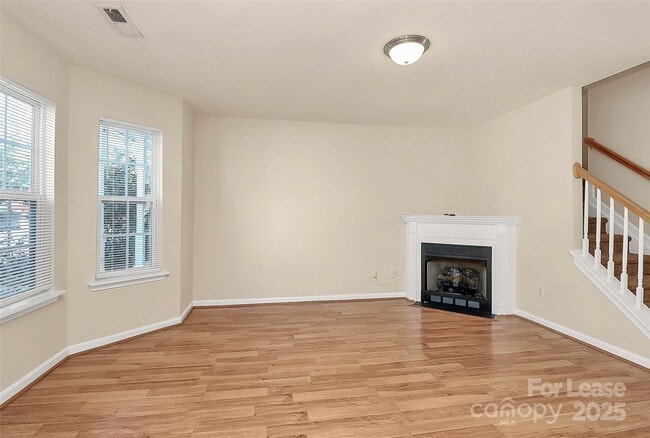 Building Photo - 915 Par One Ct