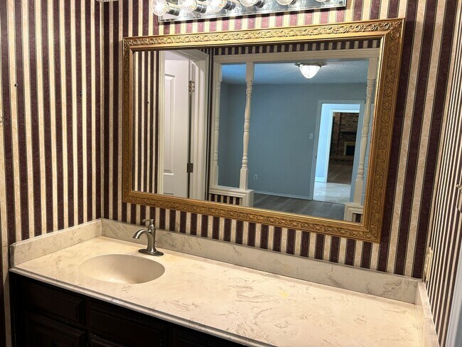 Building Photo - Self Showing - 3 Bedroom 2 bathroom