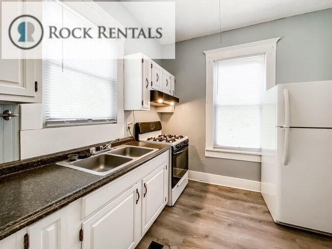 Building Photo - Large 4 Bed 2 Bath Home