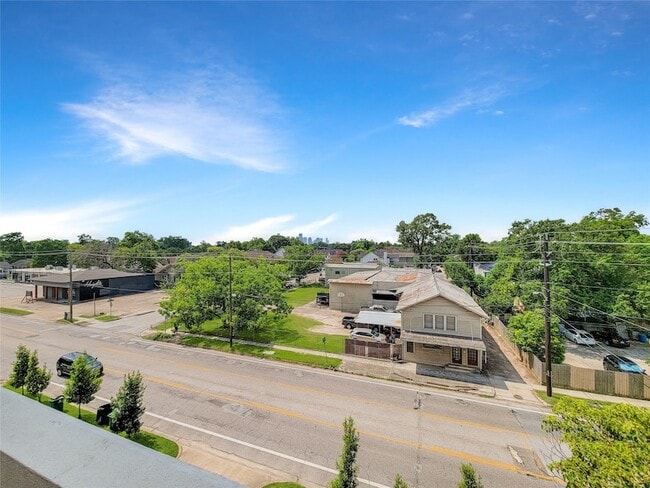 Building Photo - 321 E 20th St