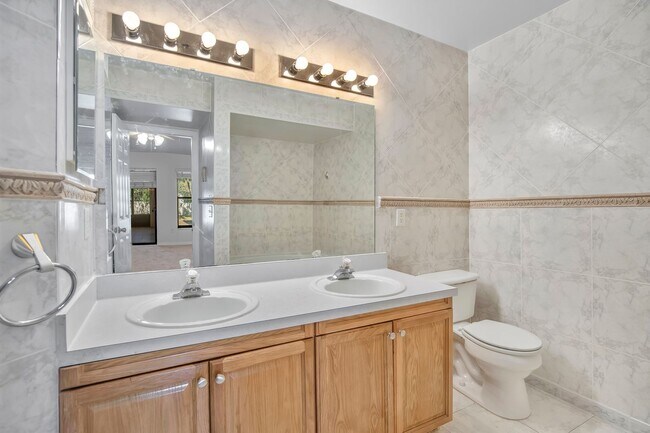 Building Photo - Spacious 3 Bedroom 2 Bath Condo in Gated Community of La Vita