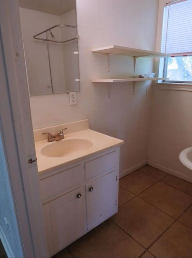 Building Photo - July 2026 Move in! Adorable 1 bedroom 1 bathroom with a Yard!