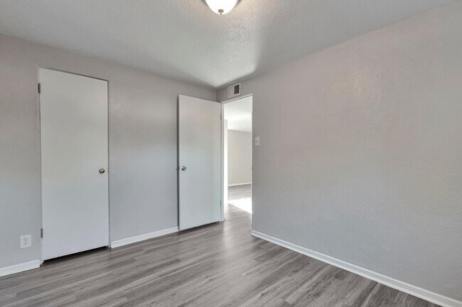 Building Photo - Adorable 2bedroom 1 bathroom Apartment