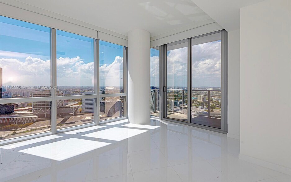 Building Photo - 851 NE 1st Ave