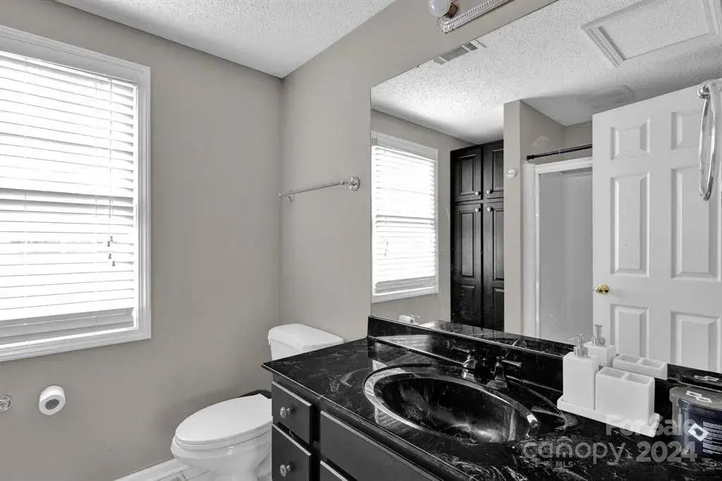 Upstairs Master Bath - 114 Trappers Ridge Dr