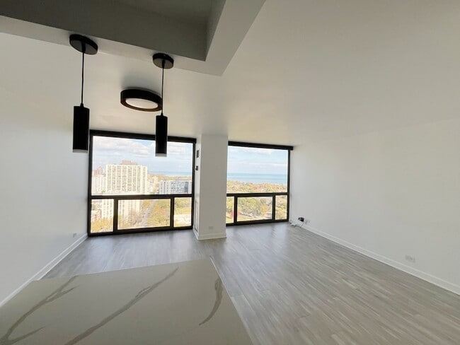 Building Photo - 4343 N Clarendon Ave