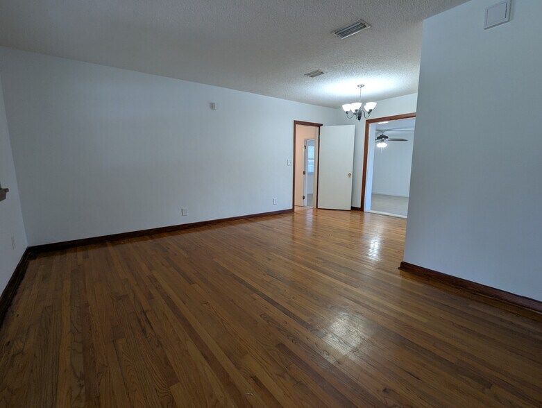 Building Photo - 3557 Edgewater Dr