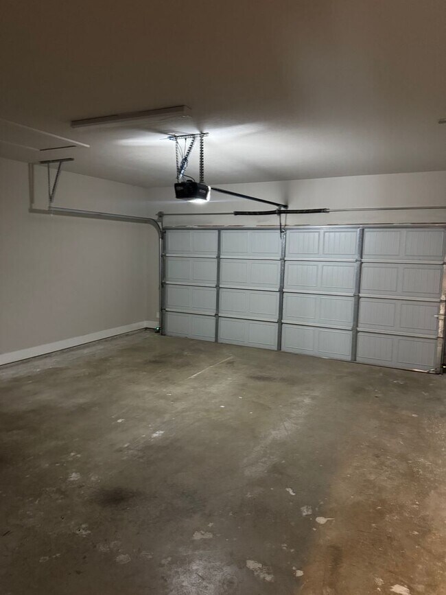 Building Photo - 3/2/2 Cozy Kitchen - Huge Closets - Tub in...