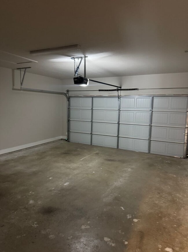 Building Photo - MOVE IN SPECIAL - WONDERFUL LAYOUT 3/2/2 H...