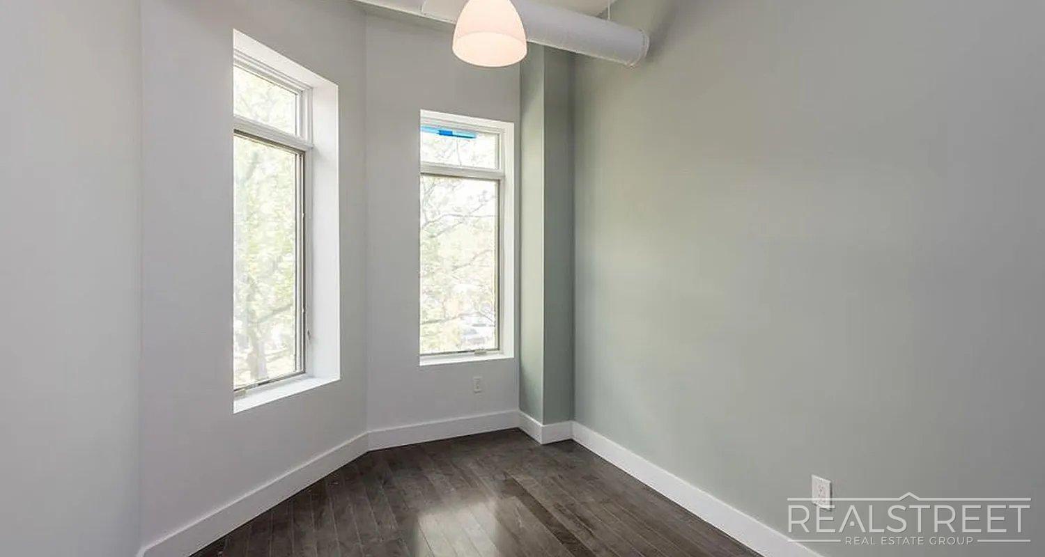 Building Photo - Massive 3 Bed (Flex 4 Bed) 3.5 Bath Duplex with Private Backyard in Bed-Stuy