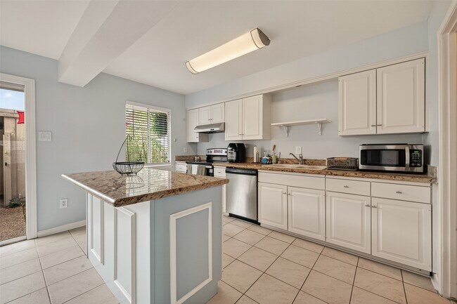 Building Photo - 6404 Burgoyne Rd