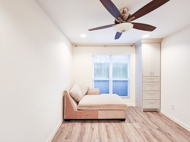 Building Photo - BEAUTIFUL REMODELED 1 BEDROOM 1 BATH CONDO.  GREAT LOCATION!