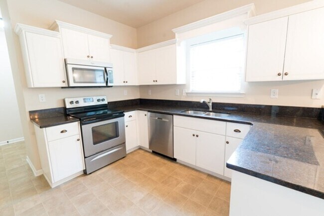 Building Photo - 3 Bedroom 2.5 Bath With Large Backyard
