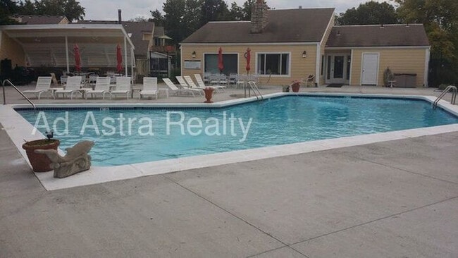 Building Photo - Updated 3Bed/2bath Townhome in Lenexa-Avai...
